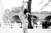monochromatics                             Anglia, c.d. dziewczynka bawiąca się w fontannie w miejskim parku. 11.09.2009            