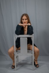 Piotr937 Miejsce: Studio-Atelier, Rozbórz, 2025
Pracownia fotografii studyjnej - własna. Scenografie i ustawienia autorskie.
Modelka: Zuzia D.  
Osoby zainteresowane podobnymi sesjami zapraszam do kontaktu – IG: @haditpk
