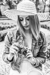Fotomaszewskaanna #sesjazdjęciowa, #sesjaboho, #dziewczyna, #kapelusz, #aparatfotograficzny, #analog, #kapelusz, #park, #fotomaszewskaanna