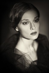 RafalBojar Zdjęcia wykonałem na warsztatach fotografii portretowej u Róży Sampolińskiej. 
Modelka: Karolina Wianecka ( http://carla89.iportfolio.pl/ )
