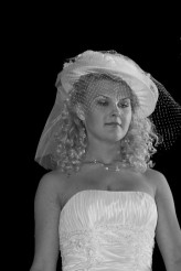 adrian_matracki                             Tu użyłem Photoshopa wyczerniając tło uwydatniłem postać modelki...               