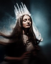 PolaPavlac Zosia jako Biała Czarownica to uosobienie zimowego piękna i mocy.

Przyciąga spojrzenia, budzi respekt.

Modelka: @corgi_witch
Miejsce: @dekadencjastudio
Foto & Retusz: @polapavlac