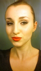 MartaSzlonska Makijaż z wyciągniętą kreską i pomarańczowymi ustami - inspirowany pin up girl.