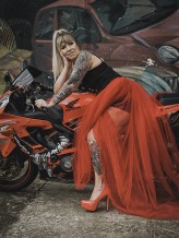 Fotografie_Camilly                             fotograficzny projekt "piękne i bestie czyli kobiecość na motorach "            