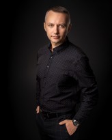 MobilneFotoStudio                             Męski portret biznesowy na czarnym tle.            