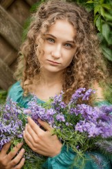 Hypatia Dziewczyna, kwiaty, loki