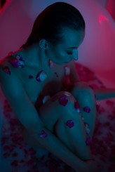 FotoDotyk modelka Paulina
Sesja w wannie ze światłem 
