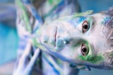 Pan_od_Bodypaintingu Pierwsza z prac otwierająca współpracę stałą z Hubertem Kowalikiem. To pierwszy rzut w znaczną geometryzację i rozpoczęcie przygotowań do Istoty Wody