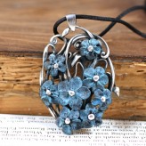 skladsznurowadel                             wisior z ręcznie formowanej miedzi i srebra - miedziane kwiatki patynowane na niebiesko, osadzone na srebrnej roślinnej ramie            