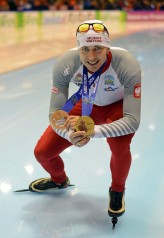 tafel_foto Model - Zbigniew Bródka  - mistrz olimpijski z Sochi (łyżwiarstwo szybkie, dystans 1500 metrów). Równo 11 lat miało to miejsce - 15 luty 2014 roku.
Zawody Pucharu Świata w Heerenveen - marzec 2014 - Bródka ze złotym i brązowym medalem IO 