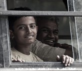 tafel_foto                             Gdzieś w Indiach. Ojciec z synem siedzący w autobusie.             