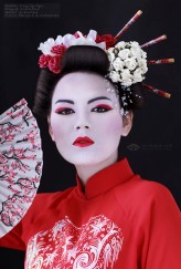 czarnaaoffca Fotograf: Architeartea / Fotografia Grafika i Wizaż
Makijaż: ArchiteArteA 
Stylizacja: ArchiteArteA 
Dodatki do stylizacji (kimono, wachlarz, pałeczki): Trang Ngo Ngoc 
Fryzura: Patrycja Śmiałek & ArchiteArteA