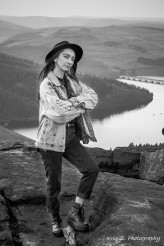 KrissphotoSheffield 
Modelka Angelika. Zdjęcie wykonane w Peak District, w miejscu zwanym Bramford Edge.  W tle widoczny Ladybower Reservoir.