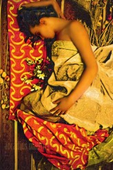 mauritzandmauritz kompozycja z tkanin i sztucznych kwiatów stylizowana na obrazy Klimta