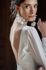 hannaski Wedding editorial. 
Photo: Paco and Aga
Dress: Ochocka Atelier
Planning: Dlugo i Szczesliwie Weddings
Earrings: Decolove Atelier
Venue: Palac Goetz
Mua: Kaminska Olga