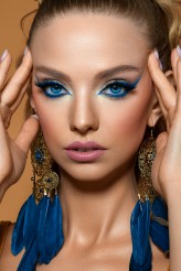 focusedonbeauty Edytorial "Can't get blue out of my head" dla Make-Up Trendy | Modelka: Karolina | Makijaż: Agini Makeup Artist z agencji MUA Familia