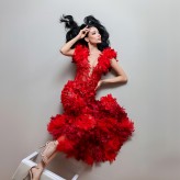 pete_photo_art Modelka pozująca w czerwonej sukience wieczorowej