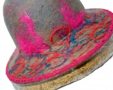 izasutarzewicz Wyjątkowy, oryginalny kapelusz, który wykonany został w 100% ręcznie.
Jego wyjątkowość polega na tym, że nie został wymodelowany z gotowego kaplinu, a od podstaw ufilcowany z wysokiego gatunku wełny z australijskich merynosów. Dzięki tem