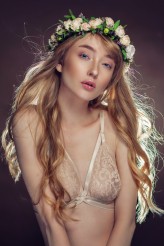 wojciechsewera Kasia we wianku; https://www.facebook.com/wilawiankilublin/
Fryzura; www.facebook.com/FryzFashion/