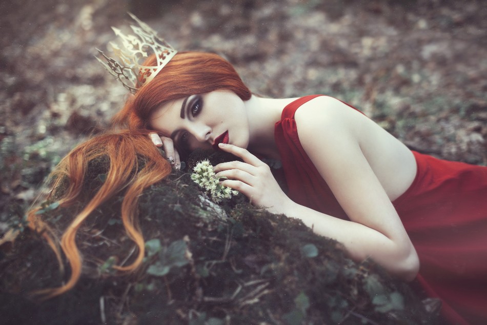 Скажи принцесса. Рыжеволосая девушка в короне. Рыжая девушка с короной на голове. Красивая рыжая девушка в короне. Корона на рыжей девушке.
