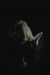 mvvhite                             Falling I
modelka: https://www.instagram.com/wilkomiraroskolnikova/

            