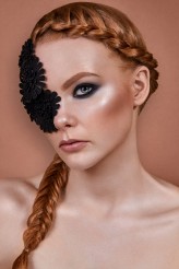focusedonbeauty Edytorial "Glowing between laces" dla Make-Up Trendy (2/3) | Modelka: Magda Fidera | Makijaż: Agini Makeup Artist z agencji MUA Familia | Włosy: Hairdreamer
