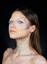 JedrzejMajko Fotograf: Aleksandra Błaszkowska / Jędrzej Majko
Charakteryzacja: Kaja Plasu
Modelka: Katarzyna Czereszewska
Beauty Art - Szkoły wizażu Beaty Małachowskiej 