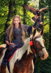 Kerigan Wojowniczka na koniu z jastrzębiem 