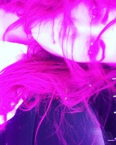 mu5l1 Neon girl. Różowe neonowe światło. Zdjęcie zrobione Iphonem. 