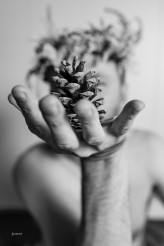 magphotopl                             Ofiara Natury”
Ciało i ziemia splatają się w jeden rytuał. Cisza, w której nawet szyszka staje się modlitwą. To jest moment zatrzymania – pomiędzy początkiem a końcem, pomiędzy człowiekiem a lasem.            