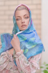 Olida Efekt sesji fotograficznej z modelka Ewa Kepys i Michalem Tymowskim fotografem.

Mój ręcznie malowany jedwabny szal otula tak piękną twarz. 