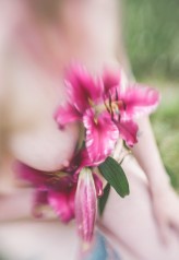 BeataJakubas Portret niebanalny, portret kobieta, kobieta, nagość zakryta, sesja analogowa, manual lens, bokeh , kobieta i kwiaty 