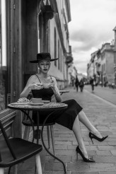 MariuszWroblewski Modelka: @annaemiliapluta
Fotograf: @mw_wroblewski
Asysta: @lukasz.sokol_fotografia
Towarzysz: niezastąpiony @diego_the_red_doberman
Miejsce: @hotelfrancuski — gdzie historia spotyka ponadczasową elegancję.
