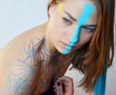 AstralMakeup                             Teseract
Bodypainting wykonany na wystawę pod tytułem &quot;Krzywy kwadrat na kratkowanym tle&quot; w 2015 roku            