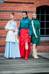 dred                             Niby(Ir)landia

projekt i stylizacja: Martina Skuda Grzyby po deszczu
zdjęcia: niekreatywny.pl
asysta: Katarzyna Skuda
modelki: 
Roksana Skuda
Nicola Kaleta
Zosia Bluszcz
makijaż: Marta Kędra
fryzury: Agnieszka Jankowska Agnes            