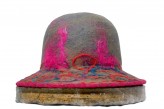 izasutarzewicz Wyjątkowy, oryginalny kapelusz, który wykonany został w 100% ręcznie.
Jego wyjątkowość polega na tym, że nie został wymodelowany z gotowego kaplinu, a od podstaw ufilcowany z wysokiego gatunku wełny z australijskich merynosów. Dzięki tem