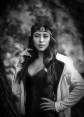 Robberto                             Nie grała roli. Ona była epoką.



Nie patrzyła w obiektyw.
Patrzyła przez czas, w którym zdążyła już raz być.            