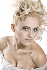 Abra-Art                              Modelka: Kamila Mika
 Mua: Paulina Maciejewska
 Styling hair: Paulina Słupek
 AFA (Atelier)            