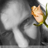 grzesfoto                             Właściwie kobieta jest tłem dla kolorowej róży ale czymż byłaby ta róża bez pięknego tła.            