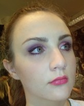 LilySkin Makijaż wieczorowy z kreską modelującą w fioletach.  