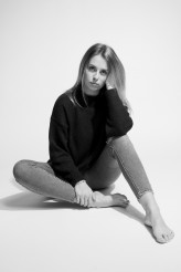 neat-studio Zdjęcie Klaudii na białym tle. Jeans plus czarny sweter. Świecone: duży octabox i duży softbox.