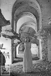 MK-Foto Lidia.Sesja w ruinach XVIII w. koszar.