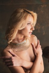 KMMEDIA                             Skupienie na spojrzeniu, grze świateł i cieni.            