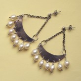 myosthis naturalne perły słodkowodne (ok. 6mm)
srebro prób 925 i 930.
Ręcznie oksydowane i polerowane
Długość z biglem: ok. 5,5cm