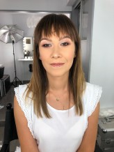 aglesmakeup                             Nietypowa uroda Ani, głęboko i jednocześnie blisko osadzone oczy. Opadająca powieka, tak zwane trudne oko. 
Ania wybierała się na rozmowę kwalifikacyjną, postawiłam na wydobycie głębi oprawy oczu i delikatne podkreślenie ust.             