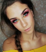 majeranq_mua                             Kolorowy i odważny makijaż w różowej kolorystyce ❤️            