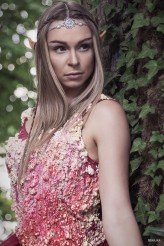 m_majki Makijaż/Fryzura:
EWA DULĘBA MAKEUP ARTIST
Modelka:
Manuela Giel
Sukienka:
Natalia Jureczko Costumes