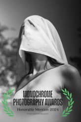 czarnobialysnieg Chwalić się nie lubię, ale czasami muszę.
Bardzo lubię konkurs Monochrome Awards. Zrzesza on najlepsze fotografie wykonywane w użyciu medium czerni i bieli. 
Od wielu lat przeglądam galerie wygranych, które stają się jednymi z moich głó