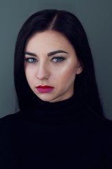 pinkmaterial Modelka: Karolina Cyniak
MUA: Mira Kasprzycka