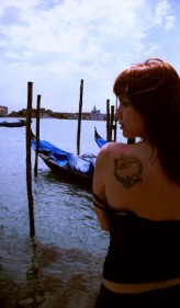 aylablackflame zdjęcie z zeszłego roku z Wenecji
tak, tatuaż jest prawdziwy.
